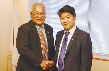 In October 2013, Parliamentary Vice-Minister for Foreign Affairs Seiji Kihara paid a courtesy call on Mr. Robert, Secretary of the Department of Foreign Affairs, Federated States of Micronesia, who was visiting Japan to attend the Pacific Islands Leaders Meeting (PALM).