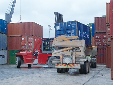 The current international wharf at Port Vila. The rapid increase of international cargo handled at the wharf has made even loading work difficult. (Photo: JICA Vanuatu Office)