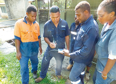 Hands-on training on the use of residual chlorine meter (provided by JICA). The meter is used to check if any water is leaking from the water pipe. (Photo: Embassy of Japan in Solomon)