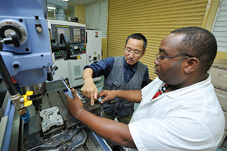 A Senior Volunteer, Mr. Seiki Nagata, teaching maintenance and machinery repair at the Technical Education & Vocational Training Authority in the Dominican Republic (Photo: Koji Sato / JICA)