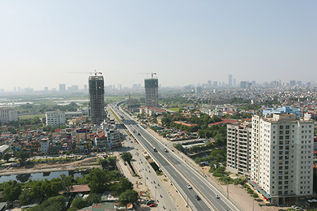 Hanoi City Ring Road No. 3 in Viet Nam helps improve transportation facilities and reduce traffic congestion. (Photo: Satoshi Takahashi / JICA)