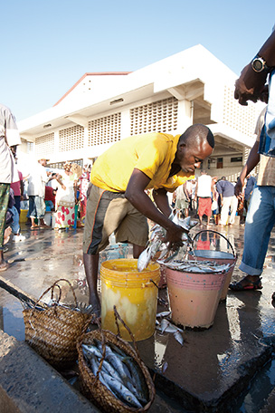 A fish market in Dar Es Salaam, one of the largest cities in Tanzania that faces the Indian Ocean. It was built through the grant aid of Japan in 2002. (Photo: Shinichi Kuno / JICA)