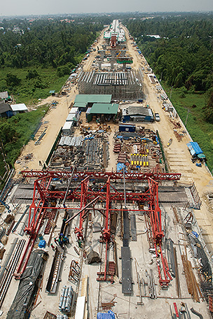 The new Chao Phraya River Crossing Bridge under construction in Nonthaburi Province in the northeast region of Bangkok, Thailand. (Photo: Shinichi Kuno / JICA)