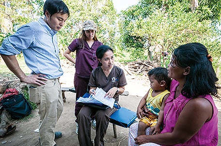 Mr. Raita Tamaki, an expert, conducting home visits with a nurse to investigate the actual conditions of respiratory infections in children in the Philippines (Photo: Mika Tanimoto / JICA)
