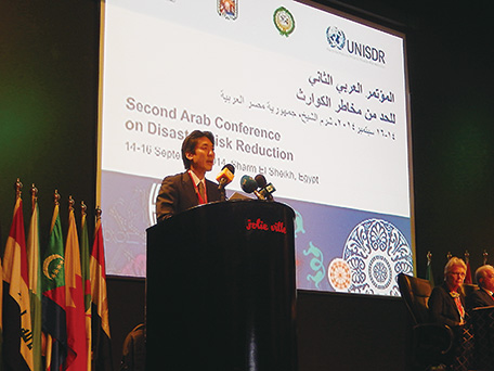 State Minister for Foreign Affairs Minoru Kiuchi announcing Japan's intention to actively cooperate in international disaster risk reduction efforts, at the Second Arab Conference on Disaster Risk Reduction held in Egypt in September 2014.