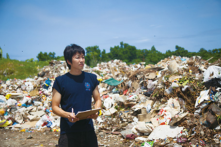 A Japan Overseas Cooperation Volunteer (tourism education), Mr. Takahiro Hamagawa, conducting research in a waste disposal site to improve the waste collection system in Pohnpei, the Federated States of Micronesia. (Photo: Miki Toukairin / JICA)