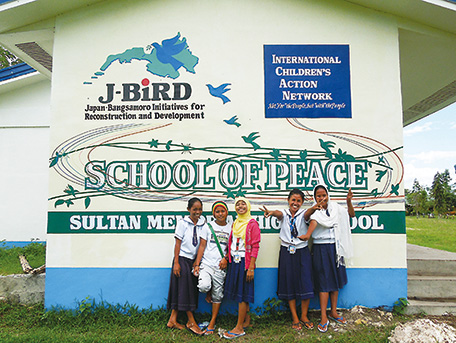 Smiling students in front of the School of Peace in the Philippines, which conducts peace education. (Photo: ICAN)