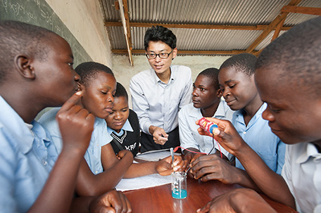 A Japan Overseas Cooperation Volunteer (mathematics and science teacher), Mr. Kotaro Kijima, giving advice to the students during an experiment lesson in Kabudula Secondary School in Malawi. (Photo: Kenshiro Imamura / JICA)