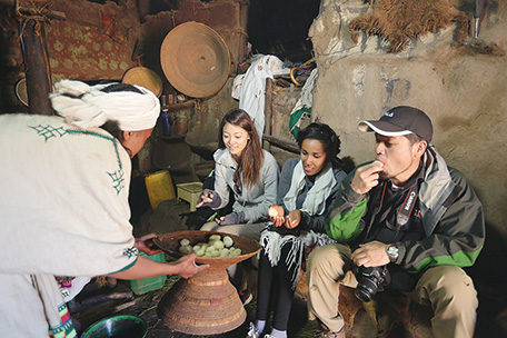 Village residents entertain tourists. (Photo: Kiho Yaoita)