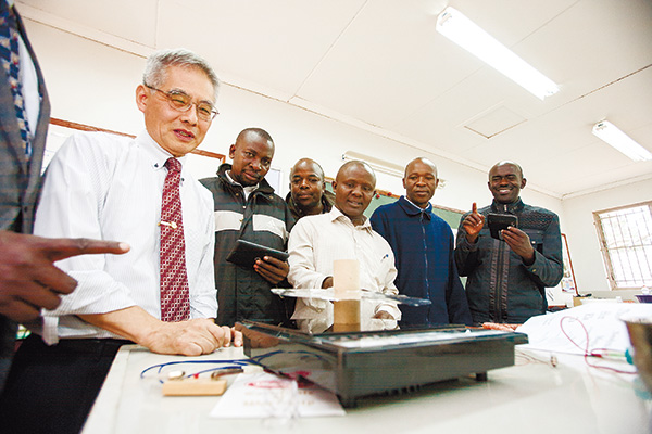 The Centre for Mathematics, Science and Technology Education in Africa (CEMASTEA) in Kenya was expanded with aid from Japan in February, 2014. Senior Volunteer, Mr. Niimi explains teaching methods to instructors from various African countries at the Science Test Laboratory. The technical cooperation projects that have been implemented since 1998, specifically the Strengthening of Mathematics and Science in Secondary Education (SMASSE) Project and Strengthening of Mathematics and Science Education in Western, Eastern, Central and Southern Africa (SMASE-WECSA) Project, support the competitiveness of the African region. (Photo: Shinichi Kuno / JICA)