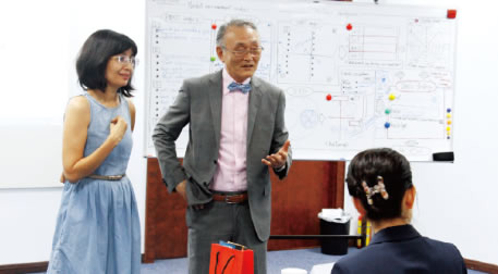 Mr. Shinobu Fujita (center) serves as a lecturer in training at the Professional Management Program. (Photo: UJC)