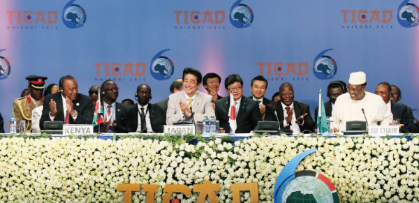 The closing session of TICAD VI held for two days starting from August 27, 2016 in Nairobi, Kenya. Prime Minister Shinzo Abe co-chaired with President Kenyatta of Kenya (host country), and President Deby Itno of Chad (AU Chair of 2016). (Photo: Cabinet Public Relations Office)