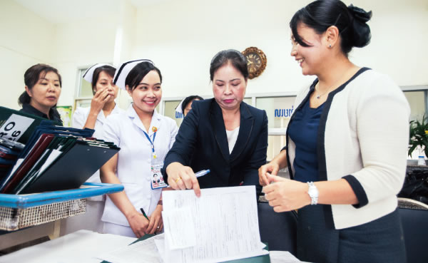 Ms. Miwa Sonoda (right), an expert and a leader of the JICA maternal and child health project, visits the hospital with the head of the hospital in Vientiane, Laos, and consults with local nurses. (Photo: Shinichi Kuno / JICA)