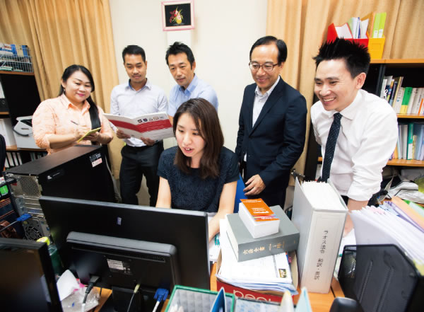 In line with opening up its economy and markets in Laos, legislative preparations and reforms are urgent priorities of this country. In Vientiane, Japanese judicial experts support the production of educational materials and administrative manuals. The experts of both countries are actively exchanging their views and enhancing the projects. (Photo: Shinichi Kuno / JICA)