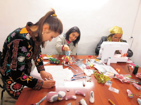 Women working at a shop that sells handmade silk products in the Ichan Kala Museum in the city of Khiva, a world heritage site in the Khorezm Region in the west of Uzbekistan, receive production instructions from a local NGO Business Women's Association of Uzbekistan. (Photo: Yukiko Tokunaga / Tokyo University of Agriculture and Technology)