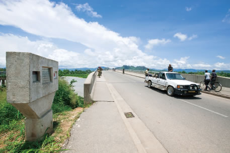 The Mangochi Road Bridge constructed with grant aid in Mangochi District in the southern region of Malawi. The bridge serves to invigorate the flow of goods through the Nacala Corridor. (Photo: Kenshiro Imamura / JICA)