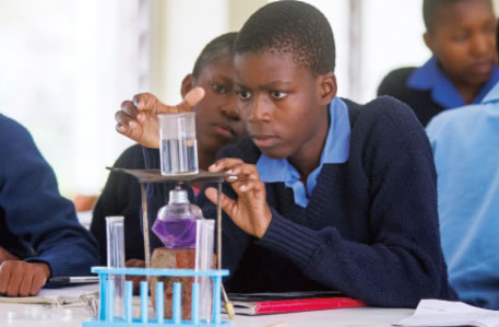 Students conducting an experiment in biology class (Photo: Shinichi Kuno / JICA)