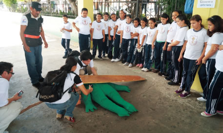 A Japan Overseas Cooperation Volunteer, Ms. Madoka Yamaguchi (Disaster Response Policy) teaches methods to rescue disaster victims pinned under collapsed buildings at a school in San Vicente Municipality, El Salvador. San Vicente suffered a massive earthquake in 2001. (Photo: Ernesto Manzano / JICA)