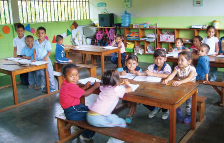 Children study at the Los Bancos school in Apure near the border with Columbia, in the western region of Venezuela. School buildings, water supply facility and toilets were constructed through support from Japan. (Photo: Kyoko Katoh / Embassy of Japan in Venezuela)