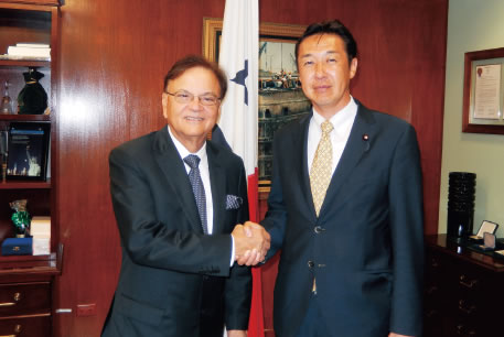 Then Parliamentary Vice-Minister for Foreign Affairs Hitoshi Kikawada talks with Mr. Roy, Minister of Canal Affairs of Panama and CEO of El Metro de Panamá during his visit to Panama in July 2016.