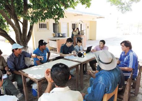 Mr. Junichi Hanai of JICA and project staff members discuss with Yellow Anaconda hunter group as part of the “Project to Support the Livelihood of Local People through the Improvement of Sustainable Use of Biological Resources in the Province of Formosa” in Argentina. (Photo: Masahiro Yasuda / Japan Wildlife Research Center)