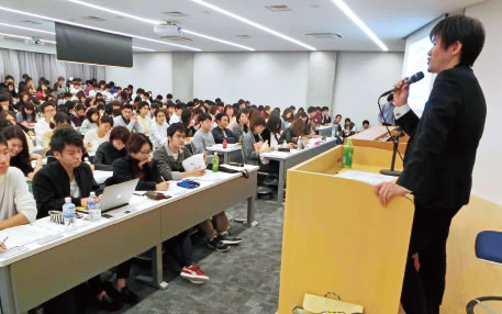 2016年10月、ODA出前講座で、法政大学法学部の学生約500名を対象に「職業としての国際協力 外交実務の現場から」というテーマで講義を行う外務省職員
