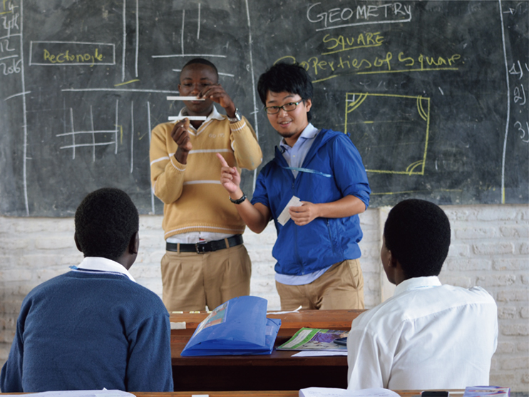 A Japan Overseas Cooperation Volunteer, Mr. Kazuki Miura, conducting lessons at the Muhanga Teacher Training Center in Muhanga District, in Southern Province of Rwanda (Photo: Maki Miura)