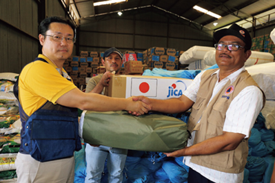 Delivery of emergency relief goods from Japan for earthquake victims in Aceh, Indonesia, in December 2016 (Photo: Ahmad Ariska)