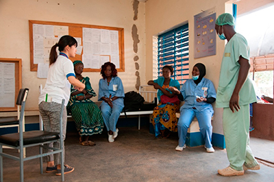 Ms. Mari Okazaki, a Japan Overseas Cooperation Volunteer (JOCV), engaged in an activity at her post at the Sapone Health Bureau in Burkina Faso. (Photo: Anne Mimault)