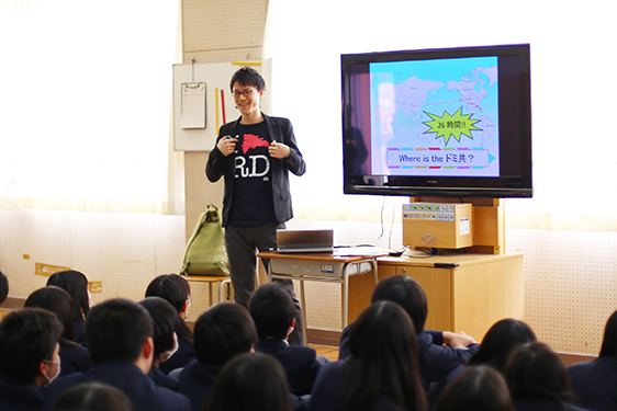 A lecturer and students in an International Cooperation Delivery Lecture (Photo: JICA)