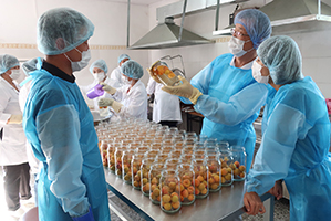 Local producers being instructed by a Japanese expert on food processing training (Photo: JICA)