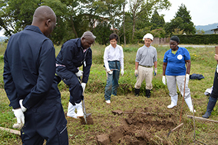 Conducting training on soil preparation in Marumori (Photo: Koya-Shinkokai Community)
