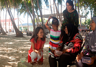 Representative Shoko Noda enjoying a friendly chat with women in a community in the Maldives (Photo: Munshid Mohamed/UNDP Maldives)