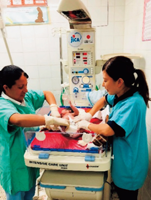A Japan Overseas Cooperation Volunteer (JOCV) (midwife) providing technical instruction to a colleague in San Bartolomé Jocotenango, El Quiché, Guatemala (Photo: JICA)