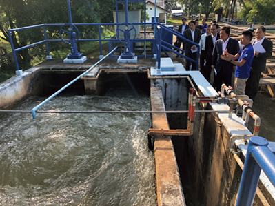 State Minister for Foreign Affairs WAKAMIYA Kenji (third from right) visiting the Chinaimo water treatment plant located in the southern part of Vientiane, the capital of Laos, which was improved with ODA from Japan (October 2019)