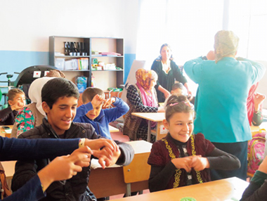 Learning sign language in an equipped resource class for children with disabilities (Photo: AAR Japan)