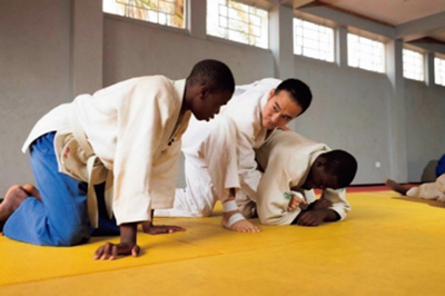 A Japan Overseas Cooperation Volunteer (JOCV) teaching judo techniques to students in Malawi.
