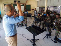 JICA expert Mizushina giving instructions to the Military Band on their performance (Photo: JICA)