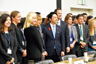 Minister of the Environment KOIZUMI Shinjiro attending the photograph session at the G20 Resource Efficiency Dialogue and Follow-up of the Implementation Framework for Actions on Marine Plastic Litter (October 2019) (Photo: Ministry of the Environment)