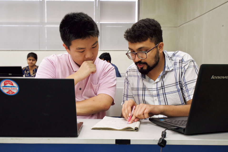 A student from the Indian Institute of Technology Hyderabad and a Japanese student having a discussion during a lecture under the Project for Future Researchers at IIT-H to Enhance Network Development with Scholarship of Japan (FRIENDSHIP Project) (Photo: JICA)