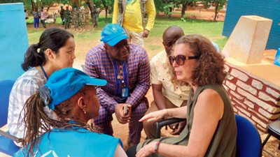 Exchanging opinions with the Central African Republic Resident Coordinator / Humanitarian Coordinator (on the right) and representatives of field offices of different international organizations regarding humanitarian conditions at the time of her visit to Bambari (Photo: IOM Bambari Sub Office)