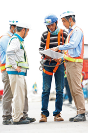 Japanese and Indonesian engineers having a meeting during construction (Photo: JICA)
