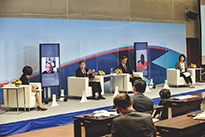 Panelists from both Japan and abroad discussing human security at the OGATA Sadako Memorial Symposium (Photo: JICA)