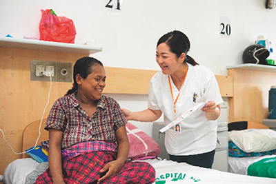 A Japan Overseas Cooperation Volunteer (JOCV) explaining hospital infection prevention at a national hospital in Timor-Leste (Photo: JICA)