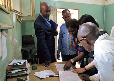 A survey of the current situation underway in the “Project for Reinforcement of Infectious Diseases Epidemiological Surveillance System” in the Democratic Republic of the Congo (Photo: JICA)