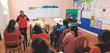 “Educational team for healthy life,” established as part of the project, providing guidance on nutrition improvement to pregnant women in target communities (Photo: JICA)