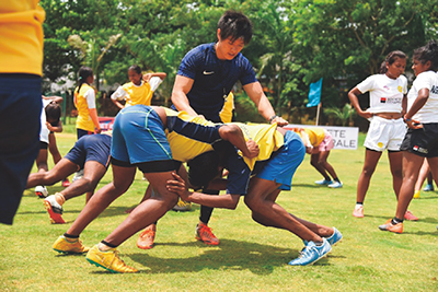 A scene from the international friendly practice match between youth rugby teams from India and Sri Lanka, and JOCVs dispatched to each country’s rugby association instructing each team. The match was held to promote friendship and goodwill among players of both countries, improve their skill of rugby, popularize it in these countries, and realize the healthy development of youth through international cooperation. (Photo: JICA)
