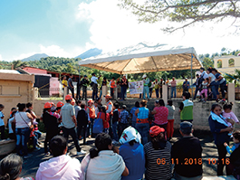 Photo of a Japanese expert team explaining to the residents about volcanic disaster risk reduction maps (Photo: JICA)
