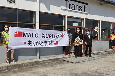 Photo of Prime Minister Hu’akavameiliku (center) welcoming the Self-Defense Forces (SDF) plane arriving at the airport in Tonga to transport emergency relief goods (January 2022)