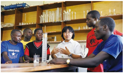 Assistance to the education improvement, Strengthening of Science and Mathematics Education (Uganda)(Source: Kouji Sato/JICA)